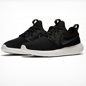 Nike womenW Rose Two  size 8/5